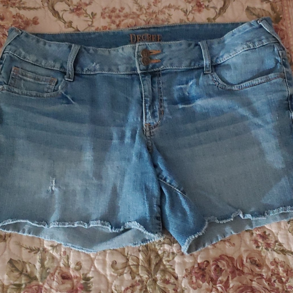 Decree cut off shorts